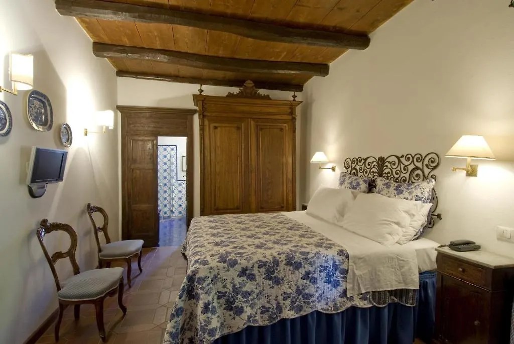 Hotel Lucrezia Riola Sardo 3*,